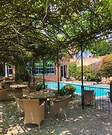 Ravenwood Hall Hotel