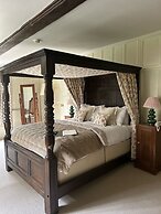 Ravenwood Hall Hotel