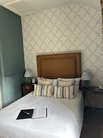 Ravenwood Hall Hotel