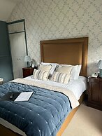 Ravenwood Hall Hotel