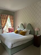 Ravenwood Hall Hotel