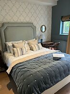 Ravenwood Hall Hotel