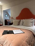 Ravenwood Hall Hotel