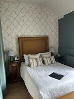 Ravenwood Hall Hotel