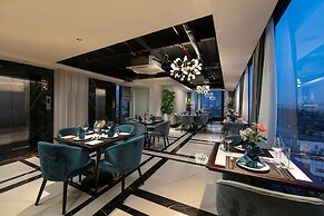 May De Ville Lakeside Hotel
