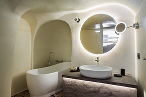 Sun Rocks Boutique Hotel | Caldera View Suites & Sunset Dining Experie