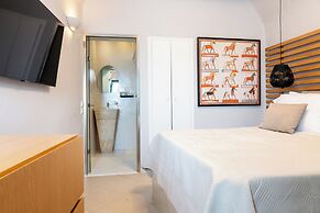 Sun Rocks Boutique Hotel | Caldera View Suites & Sunset Dining Experie
