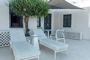 Sun Rocks Boutique Hotel | Caldera View Suites & Sunset Dining Experie