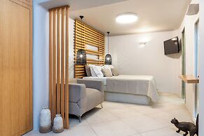 Sun Rocks Boutique Hotel | Caldera View Suites & Sunset Dining Experie
