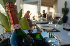 Sun Rocks Boutique Hotel | Caldera View Suites & Sunset Dining Experie