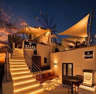 Sun Rocks Boutique Hotel | Caldera View Suites & Sunset Dining Experie