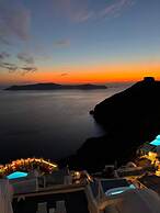 Sun Rocks Boutique Hotel | Caldera View Suites & Sunset Dining Experie