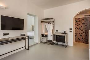 Sun Rocks Boutique Hotel | Caldera View Suites & Sunset Dining Experie