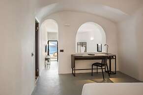 Sun Rocks Boutique Hotel | Caldera View Suites & Sunset Dining Experie