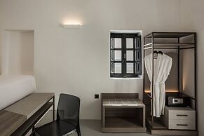 Sun Rocks Boutique Hotel | Caldera View Suites & Sunset Dining Experie