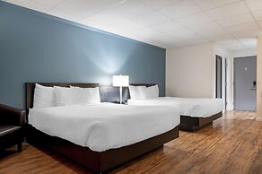 Econo Lodge Inn & Suites