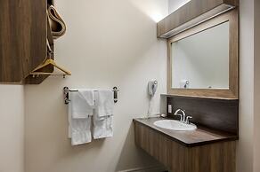 Econo Lodge Inn & Suites