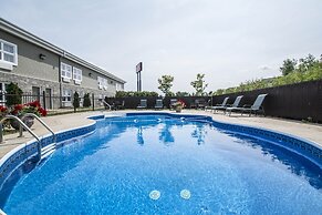 Econo Lodge Inn & Suites
