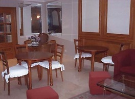 Le Petit Hotel
