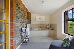 Stonewell Cottages & Vineyards