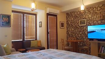 Luccia Apartments- Very Central Cozy Condo
