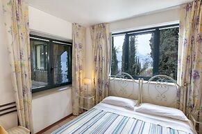 Residence Gardasee Apartments with Lake View