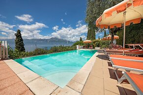 Residence Gardasee Apartments with Lake View