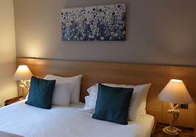 Crossways Inn