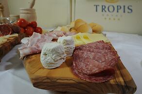 Tropis Hotel