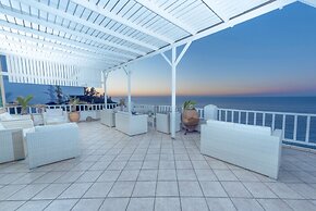 Cavos Bay Hotel and Studios
