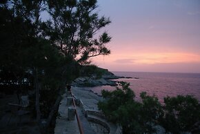 Cavos Bay Hotel and Studios