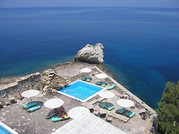 Cavos Bay Hotel and Studios