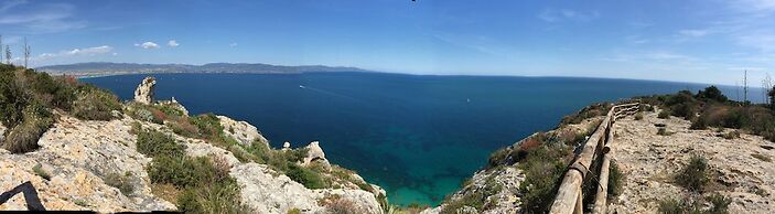 Elia's