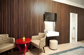 Hotel Broken Column