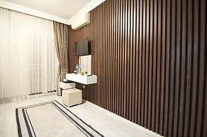 Hotel Broken Column