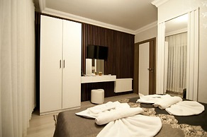 Hotel Broken Column