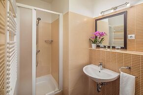 Escala Hotel & Suites