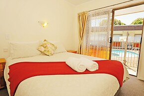Dukes Midway Lodge