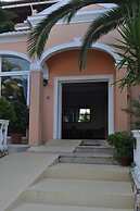 Paramonas Hotel