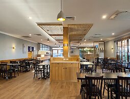 Cascades Motor Inn