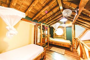 Balsa Surf Camp by Rotamundos