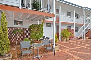 Dolphin Lodge