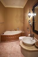Tayfin Royale Hotel & Restaurant