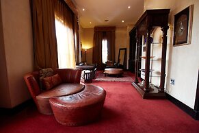 Tayfin Royale Hotel & Restaurant