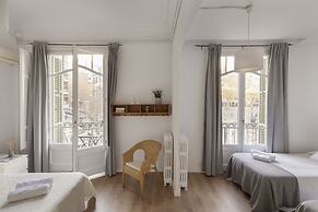 Ally's Guest House Barcelona B&B