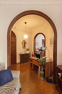 Ally's Guest House Barcelona B&B