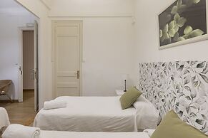 Ally's Guest House Barcelona B&B