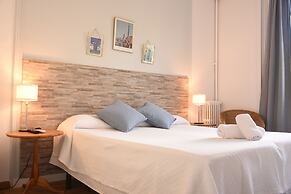 Ally's Guest House Barcelona B&B