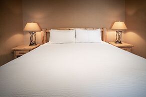Elkwater Lake Lodge