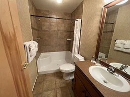 Elkwater Lake Lodge